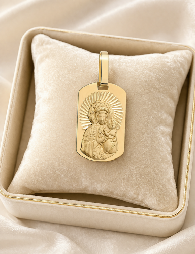 Złoty medalik na aksamitnej poduszce1.png