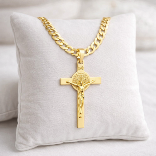 Złoty krzyżyk na poduszce.png