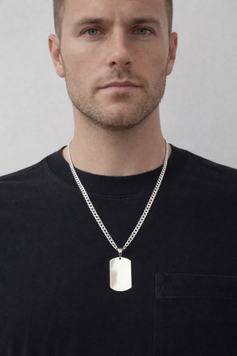 Portret mężczyzny z naszyjnikiem.png