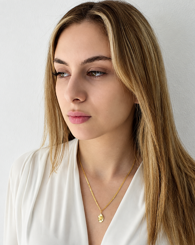 Naturalny portret blondynki z medalionem (1).png
