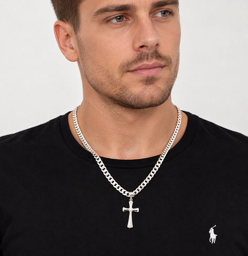 Studyjny portret mężczyzny ze srebrnym krzyżykiem.png
